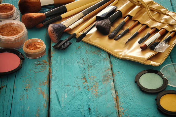 化妆美容品美好工具和擦向木制的背景
