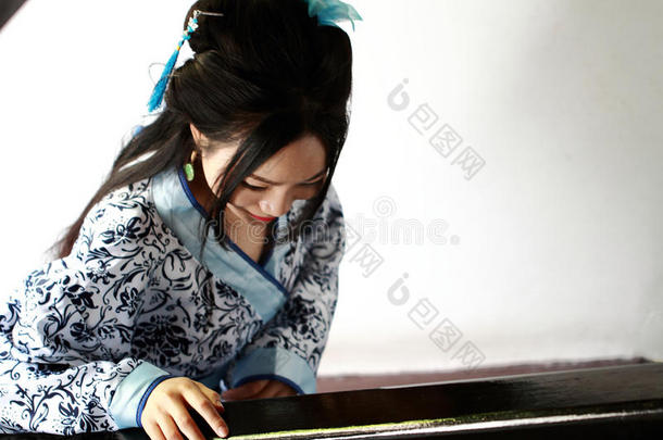中国人女人采用<strong>传统</strong>的蓝色和白色的<strong>汉服</strong>衣服St和向