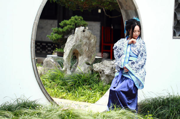 中国人女人采用传统的蓝色和白色的汉服衣服St和采用g