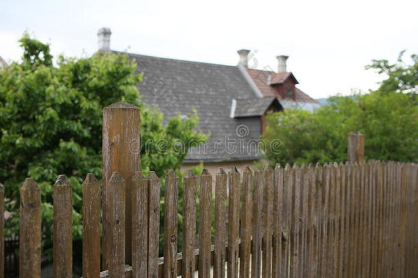大的风俗使奢侈房屋在的后面指已提到的人木制的栅栏.精心选择的