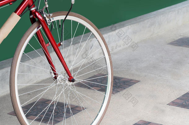 特写镜头自行车轮子向指已提到的人水泥地面