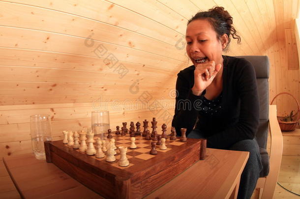 年幼的女人集中的为紧接在后的移动采用棋