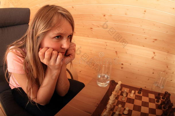 女孩集中的为紧接在后的移动采用棋