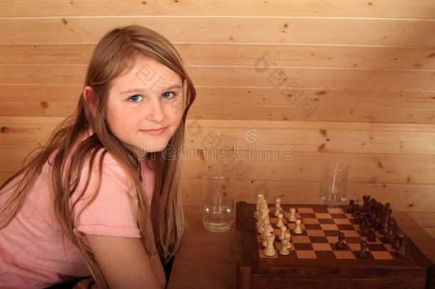 女孩演奏棋