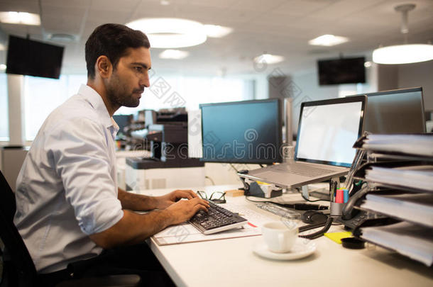 聚焦的商人使用桌面personalcomputer个人计算机采用办公室