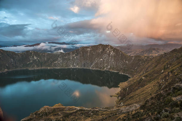 奎洛托亚喷火山口和湖,安第斯山脉,厄瓜多尔