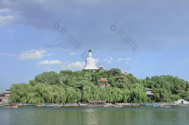 比海公园和<strong>著名</strong>的白色的佛塔,北京,<strong>中国</strong>