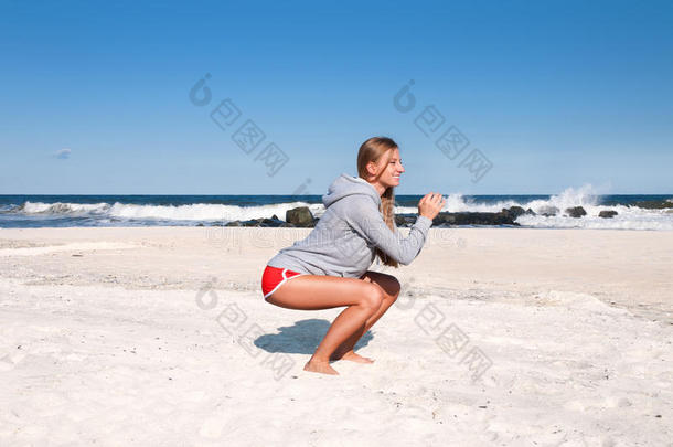 健康的女人跑步向指已提到的人海滩,做<strong>运动户外</strong>的,自由