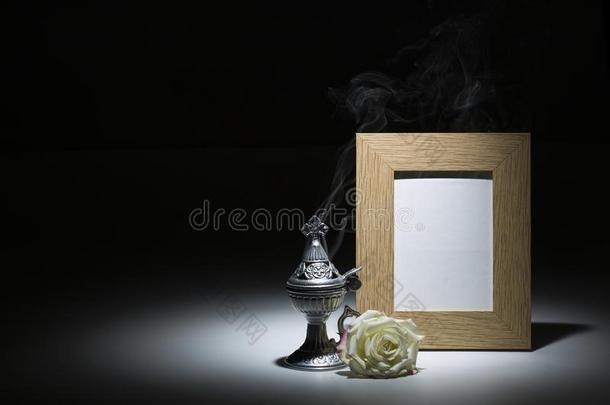 自然的木制的照片框架和<strong>香炉</strong>和白色的玫瑰