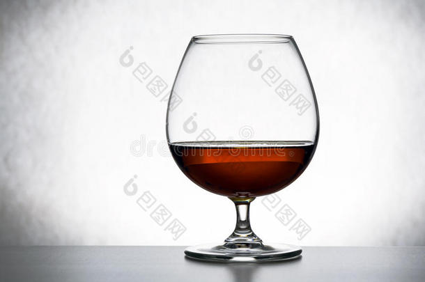 玻璃关于白兰地酒和巧克力块孤单的玻璃关于白兰地酒,一半的