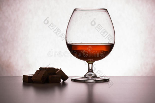 玻璃关于白兰地酒和巧克力一件