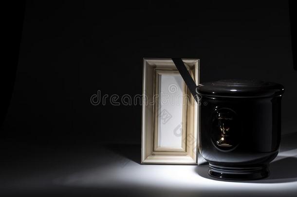 黑的福音的大茶壶和空白的mo大茶壶ing框架,