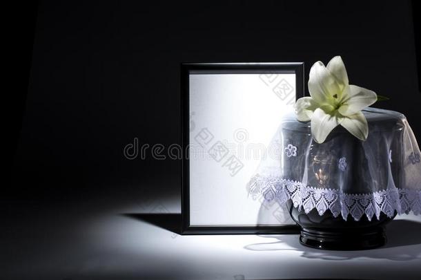 黑的福音的大茶壶和空白的mo大茶壶ing框架,和花
