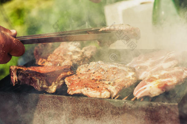 烤架吃烤烧肉的野餐.特写镜头关于烤架烧烤野餐郊游采用后院户外的