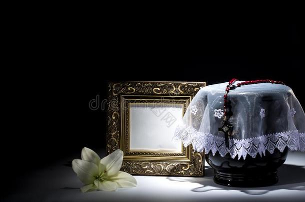 黑的福音的大茶壶和空白的mo大茶壶ing框架,和花