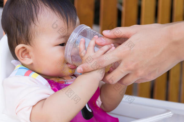 母亲给食<strong>汤水</strong>为年幼的小孩num.八月在家.