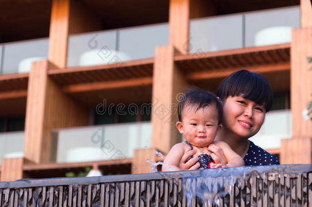 亚洲人年幼的母亲和漂亮的num.九月婴儿享有游泳水池.