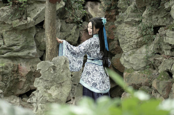 中国人女人采用<strong>传统</strong>的蓝色和白色的<strong>汉服</strong>衣服坐紧接在后的