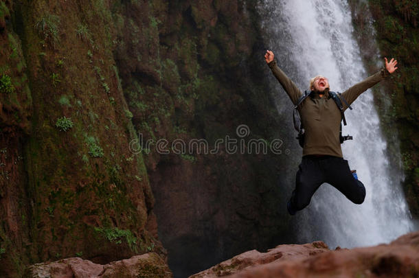 幸福的探险家用于跳跃的在近处奥祖德瀑布采用摩洛哥<strong>羊皮</strong>革