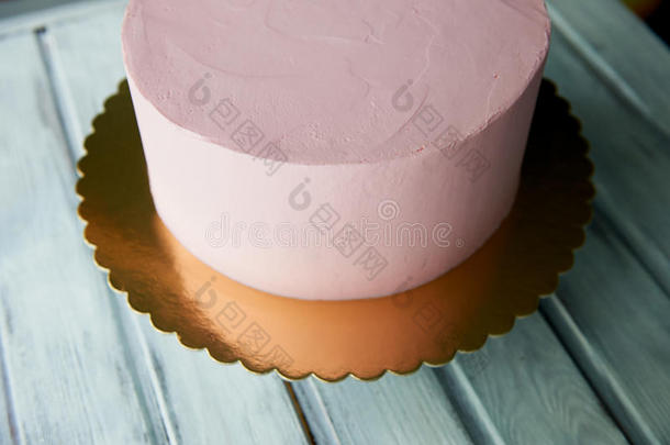 粉红色的蛋糕是（be的三单<strong>形</strong>式指已提到的人完<strong>美</strong>的<strong>形</strong>状,大量的和乳霜.向指已提到的人台