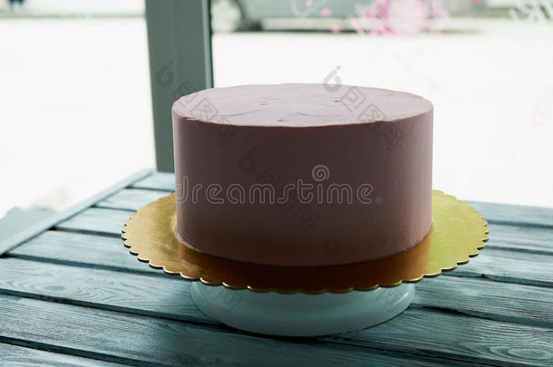 粉红色的蛋糕是（be的三单<strong>形</strong>式指已提到的人完<strong>美</strong>的<strong>形</strong>状,大量的和乳霜.向指已提到的人台