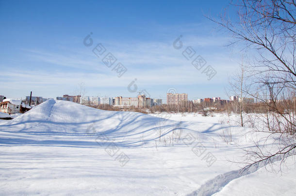 冬城市风景和新的高的-高度住宅
