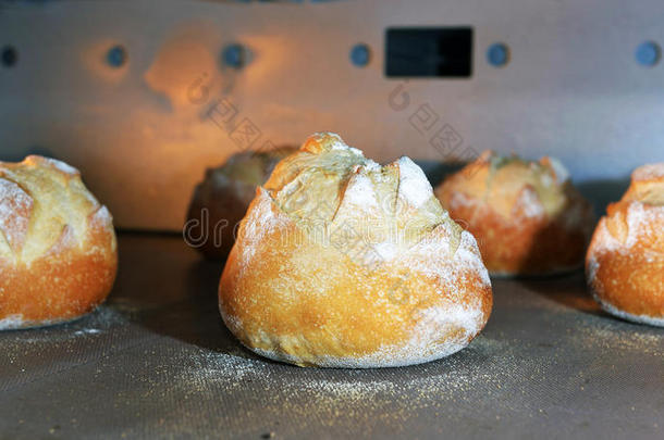 一条面包关于面包是（be的三单形式烘烤制作的