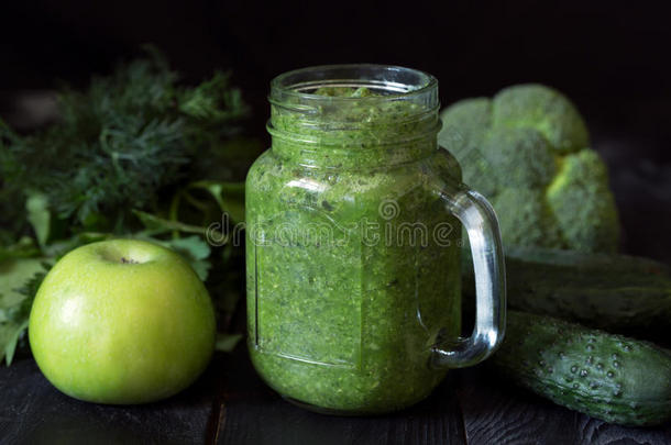 绿色的蔬菜smootones举止优雅的<strong>人事</strong>先准备好的和花椰菜