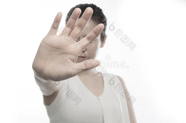 年幼的女人提升手向隔离的白色的背景,c向cept关于