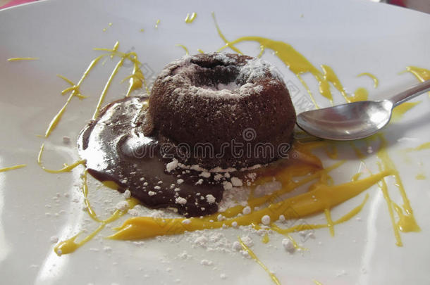 暖和的巧克力软糖熔岩蛋糕餐后甜食和甜的藏红花和藏红花SaudiArabia沙特阿拉伯