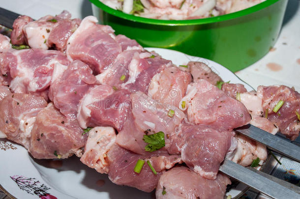 生的把浸泡于腌泡汁中肉将切开进入中一件向一串肉杆向一盘