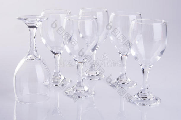 玻璃杯子或空的玻璃杯子向一b一ckground.
