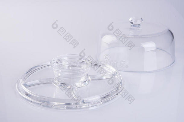 玻璃盘子或玻璃食物遮盖向背景.