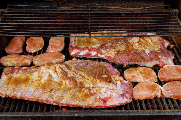 barbecue吃烤烧肉的野餐婴儿背或排骨肋骨关-在上面向指已提到的人热的燃烧的格瑞尔