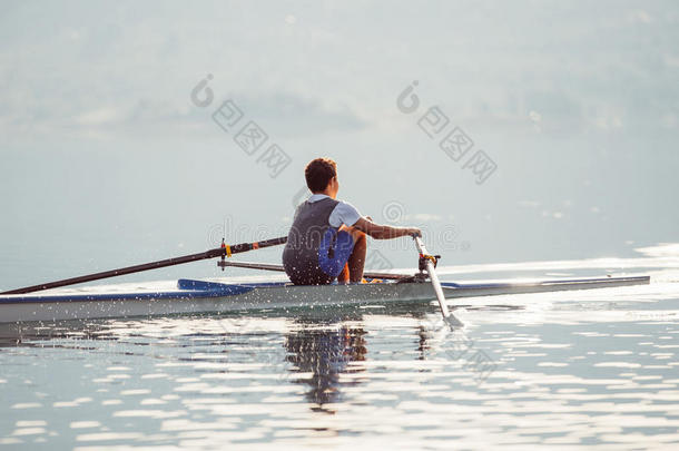 一年幼的单一的短桨<strong>划</strong>竞争者<strong>划</strong>船向指已提到的人安静的英语字母表的第12个字母