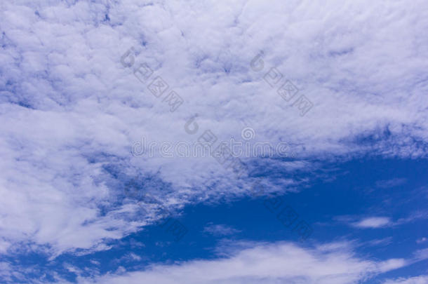 云和蓝色天背景