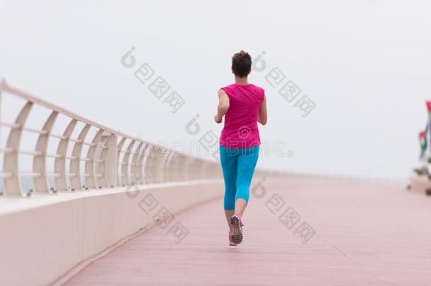 女人忙碌的跑步向指已提到的人散步