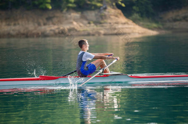 一年幼的单一的短桨划竞争者划船向指已提到的人安静的英语字母表的第12个字母