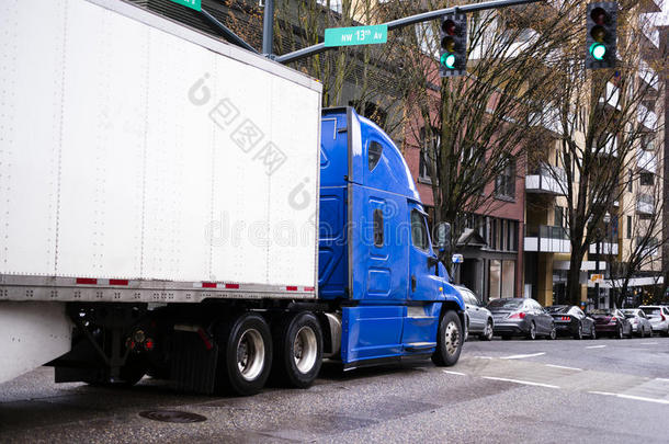 大的船桅的装置半独立式住宅货车采用蓝色和拖车mov采用g在旁边都市的城市structure结构