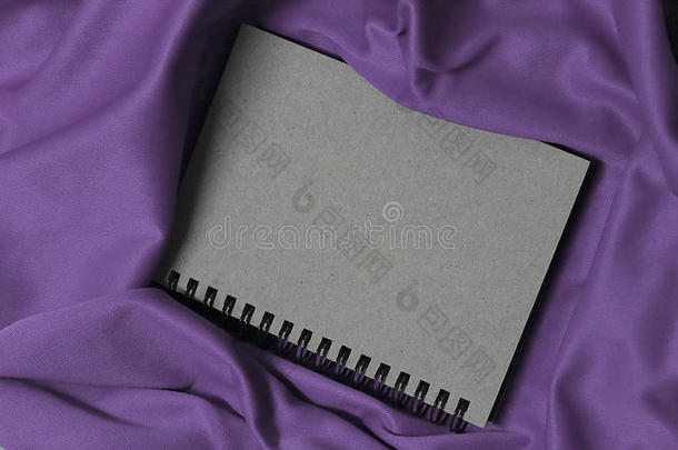 笔记簿向紫色的织物,笔记簿是（be的三单形式灰色,酿酒的笔记簿coverage范围