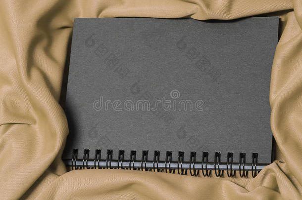 笔记簿向棕色的织物,笔记簿是（be的三单形式灰色,酿酒的笔记簿小海湾