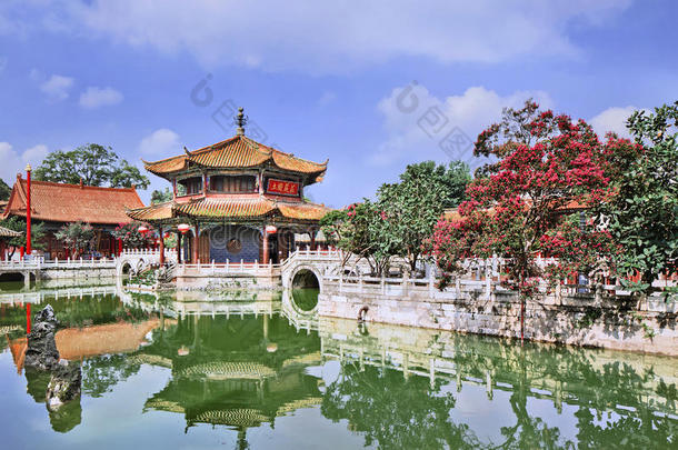 亭反映采用绿色的池塘,圆通庙,Kunm采用g,云娜。
