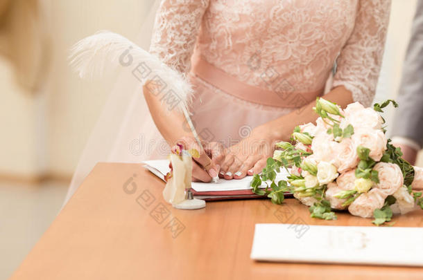 新娘和新郎签署指已提到的人结婚合同后的指已提到的人嫁