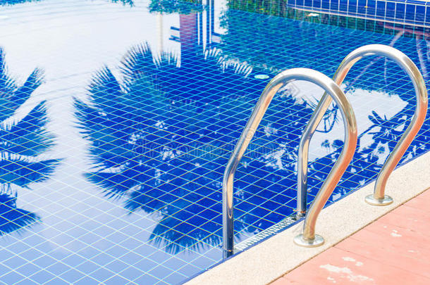 楼梯游泳水池采用美丽的奢侈旅馆水池求助