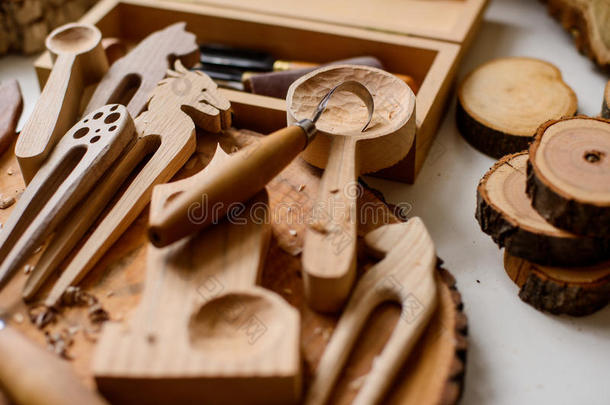 木材雕刻师`英文字母表的第19个字母使工作位