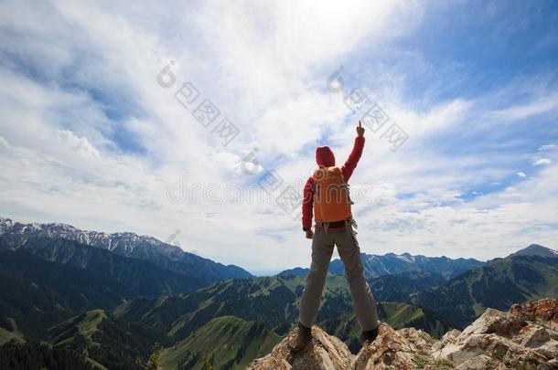 女人背着背包徒步旅行的人向山山峰