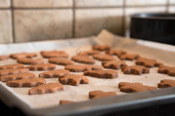 新近烘烤制作的自家制的剪下的图样甜饼干