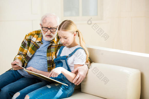 祖父和gr和daughter阅读书同时在家