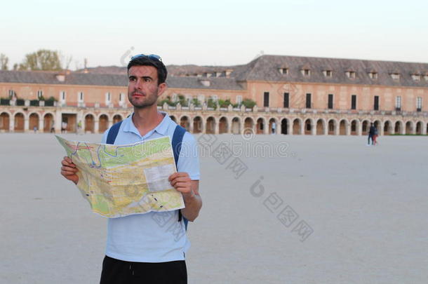 失去的旅行者使用地图在的时候假期
