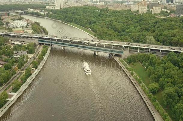 高的高度空气的射手关于莫斯科河旅行小船,cablerelaystations电缆继电器站和英语字母表的第13个字母